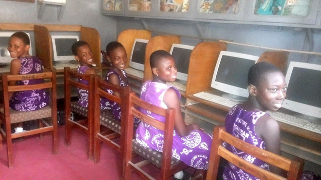 Proyecto de Cooperación en Ghana: dotar de material informático